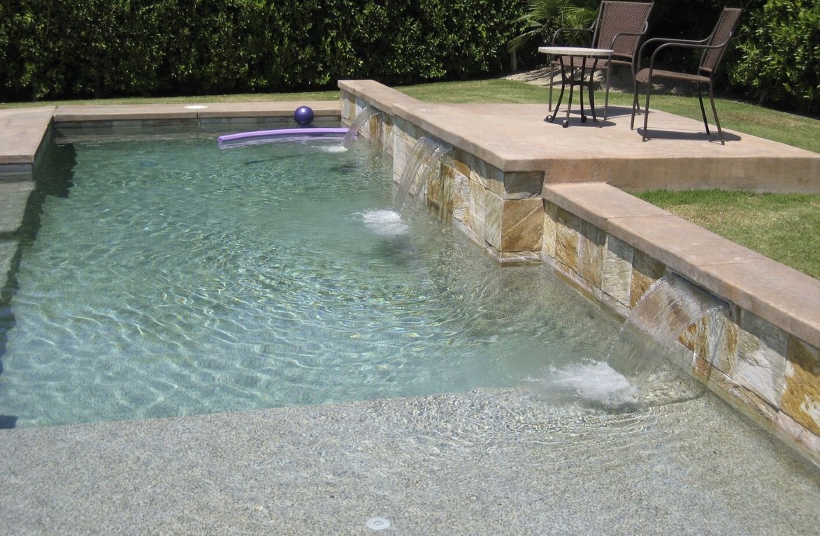 Green pool treatment and algae removal services in Ventura, CA